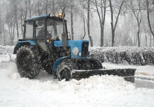 К уборке улиц города от снега в выходные были привлечены  12 единиц техники